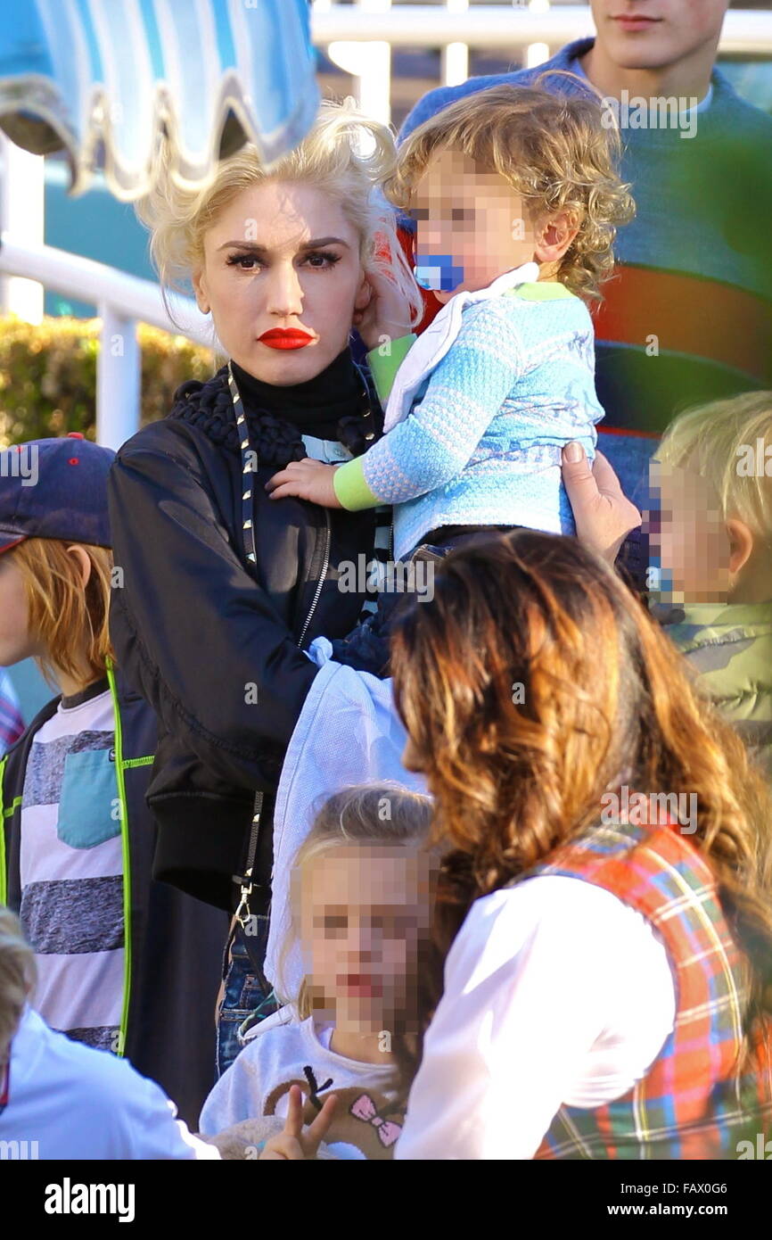 Gwen Stefani tiene i suoi tre figli a Disneyland Park di Anaheim, in  California. Gwen sembrava super glam, indossando un nero moto giacca, con  skinny jeans e di colore arancio Puma sneakers.