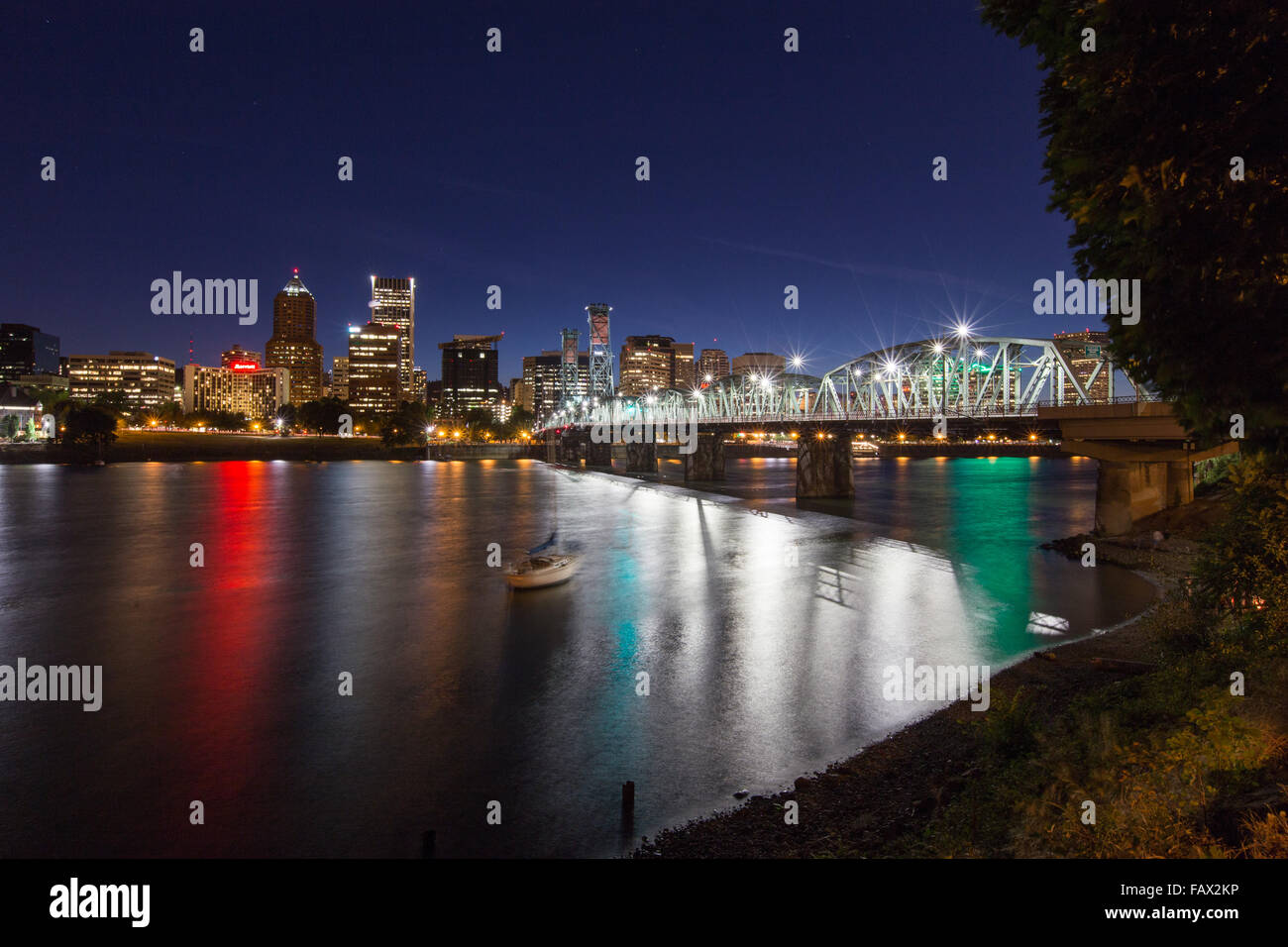 Downtown Portland o di notte da attraverso il fiume Willamette Foto Stock