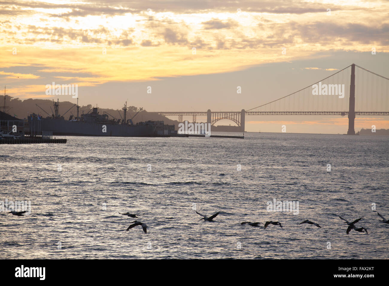 Golden Gate Bridge da San Francisco Bay al tramonto Foto Stock