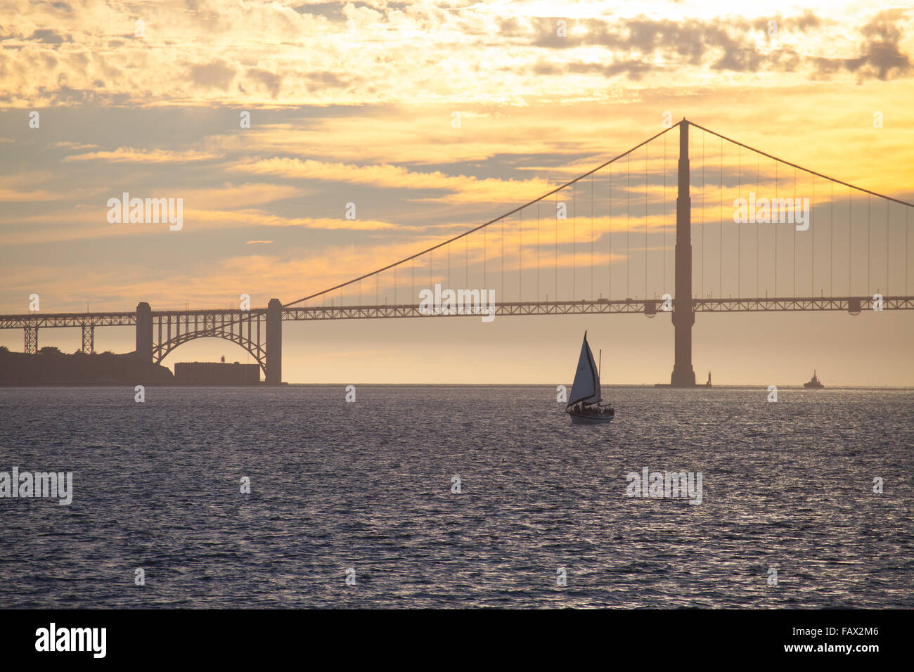 Golden Gate Bridge da San Francisco Bay al tramonto Foto Stock