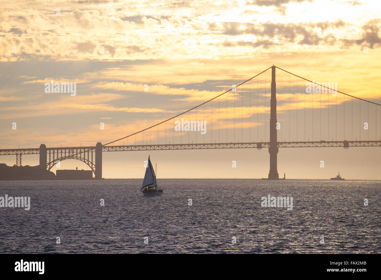 Golden Gate Bridge da San Francisco Bay al tramonto Foto Stock