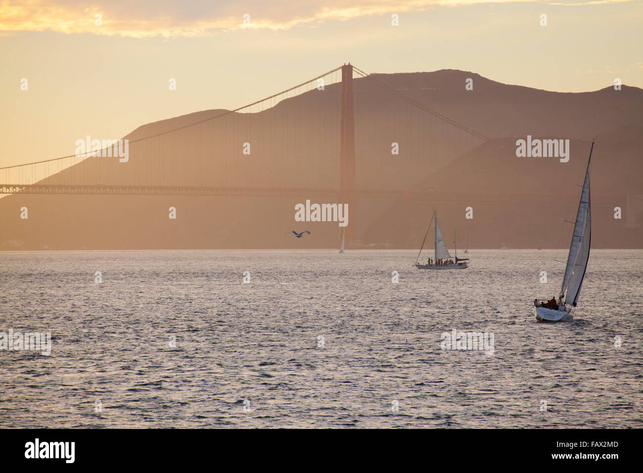 Golden Gate Bridge da San Francisco Bay al tramonto Foto Stock