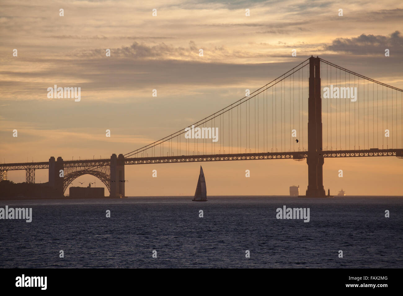 Golden Gate Bridge da San Francisco Bay al tramonto Foto Stock