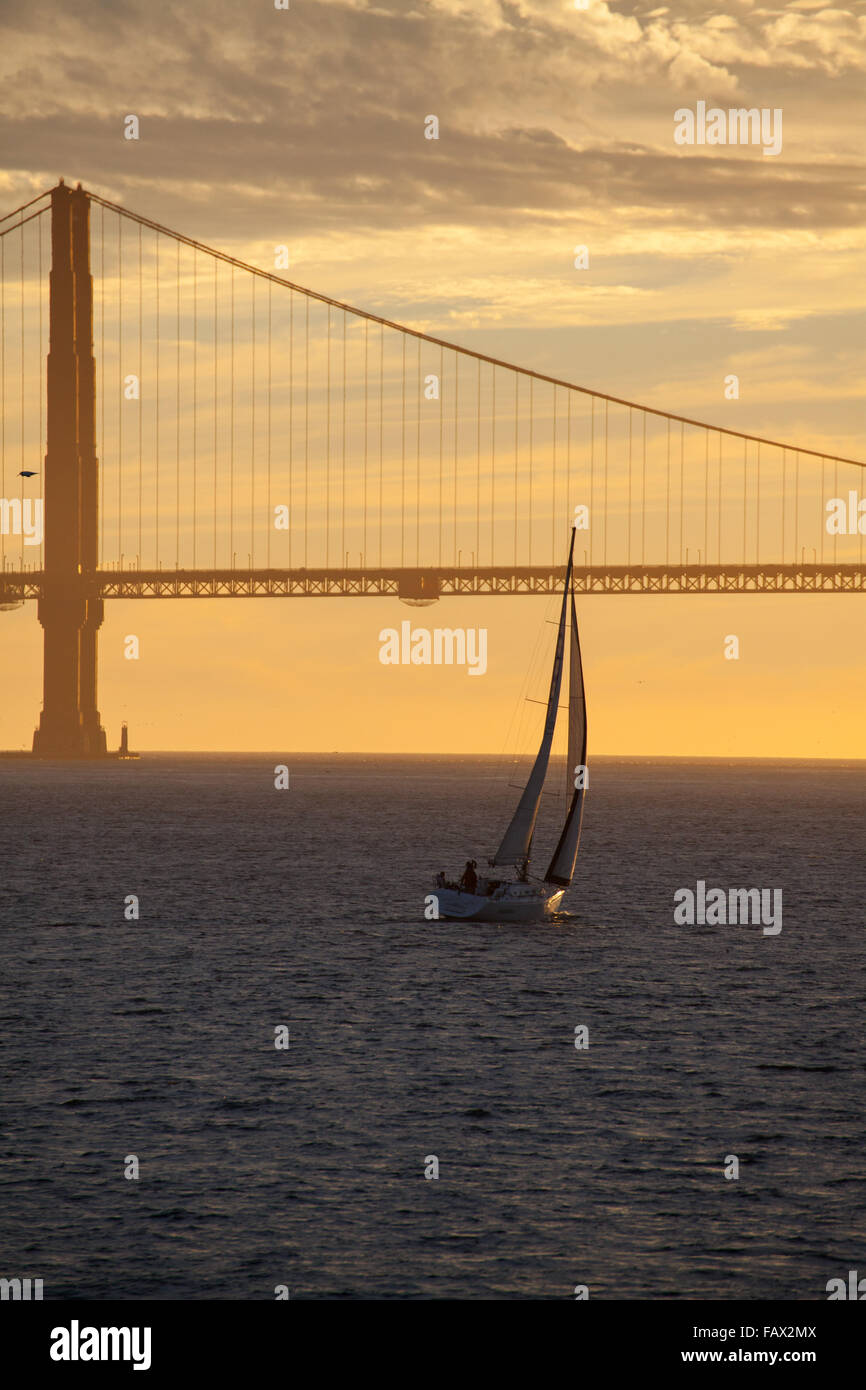 Golden Gate Bridge da San Francisco Bay al tramonto Foto Stock