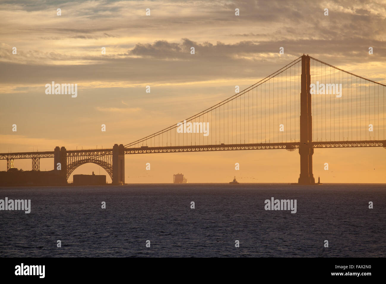 Golden Gate Bridge da San Francisco Bay al tramonto Foto Stock