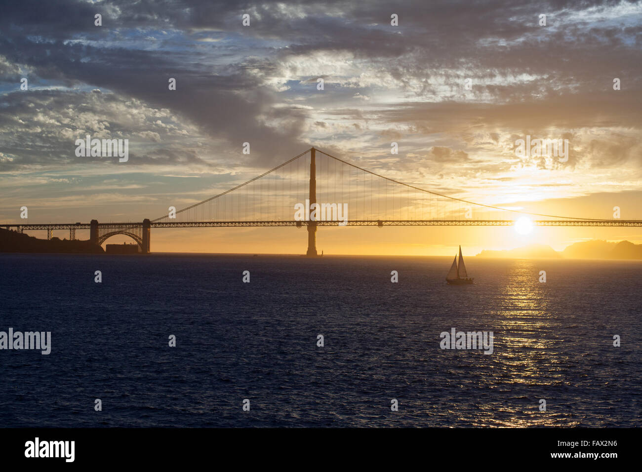 Golden Gate Bridge da San Francisco Bay al tramonto Foto Stock