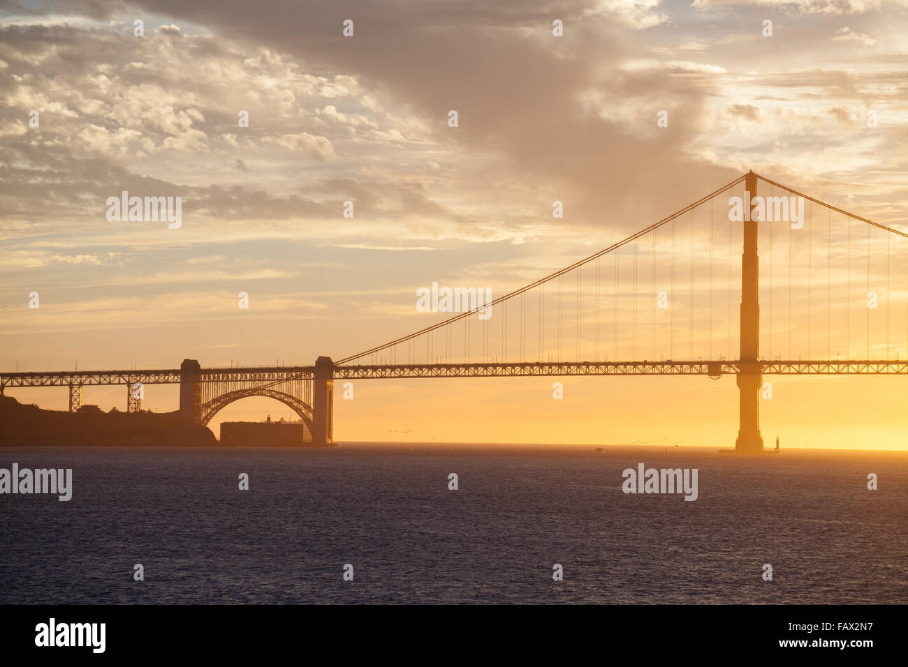 Golden Gate Bridge da San Francisco Bay al tramonto Foto Stock
