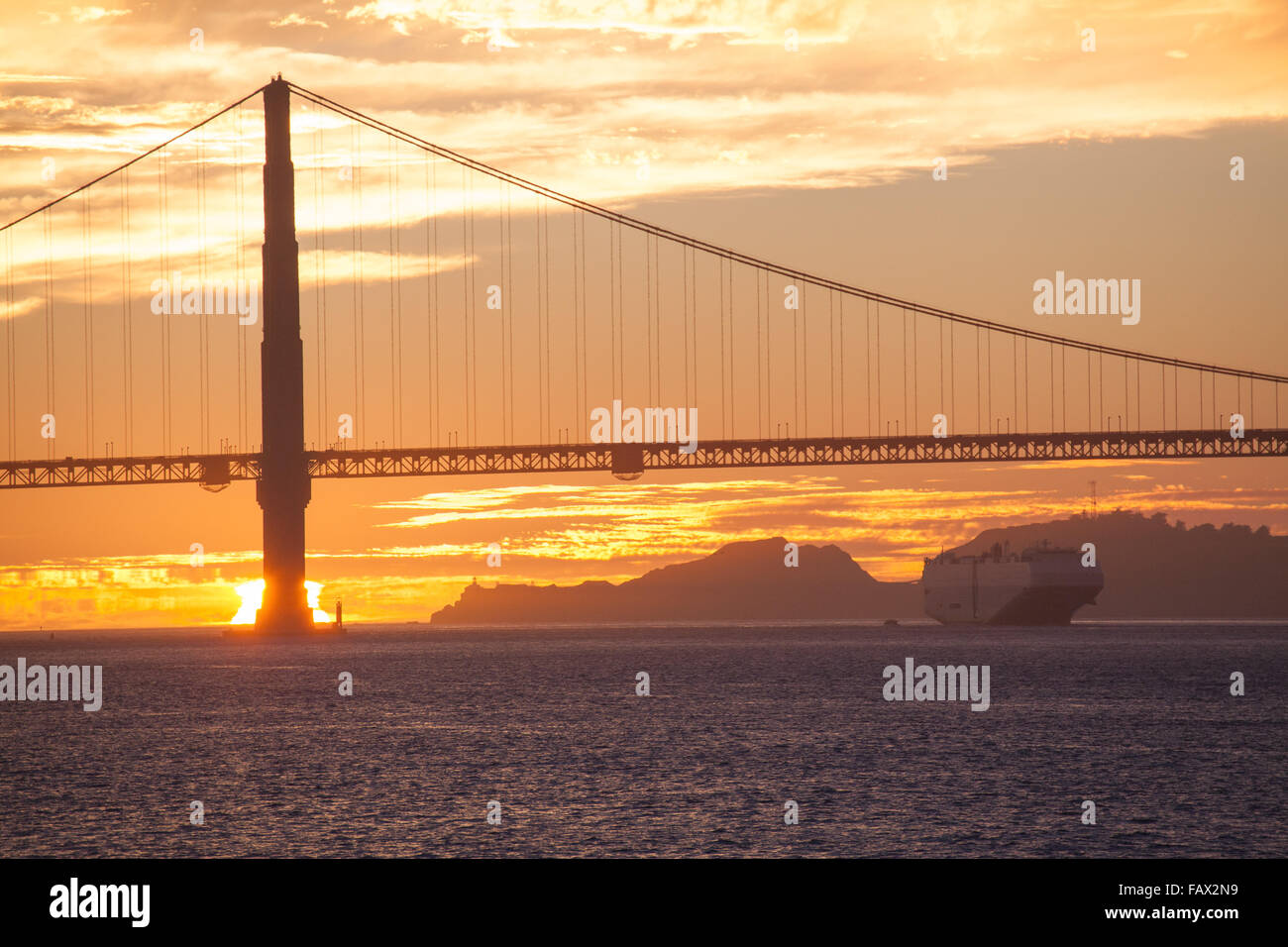 Golden Gate Bridge da San Francisco Bay al tramonto Foto Stock