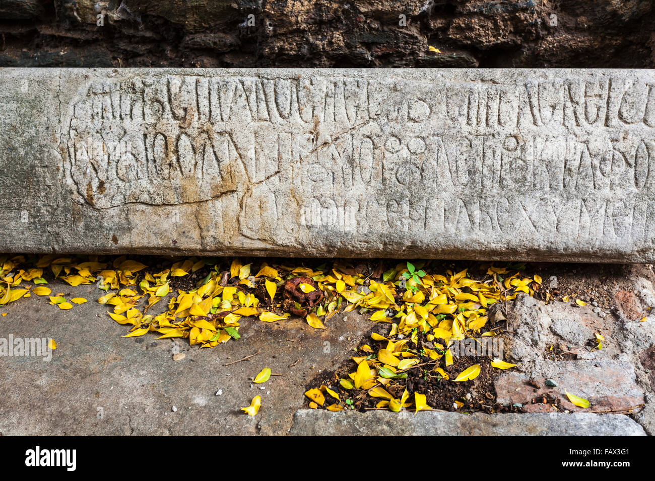 La scrittura greca su una pietra, Chiesa di San Giorgio; Salonicco, Grecia Foto Stock