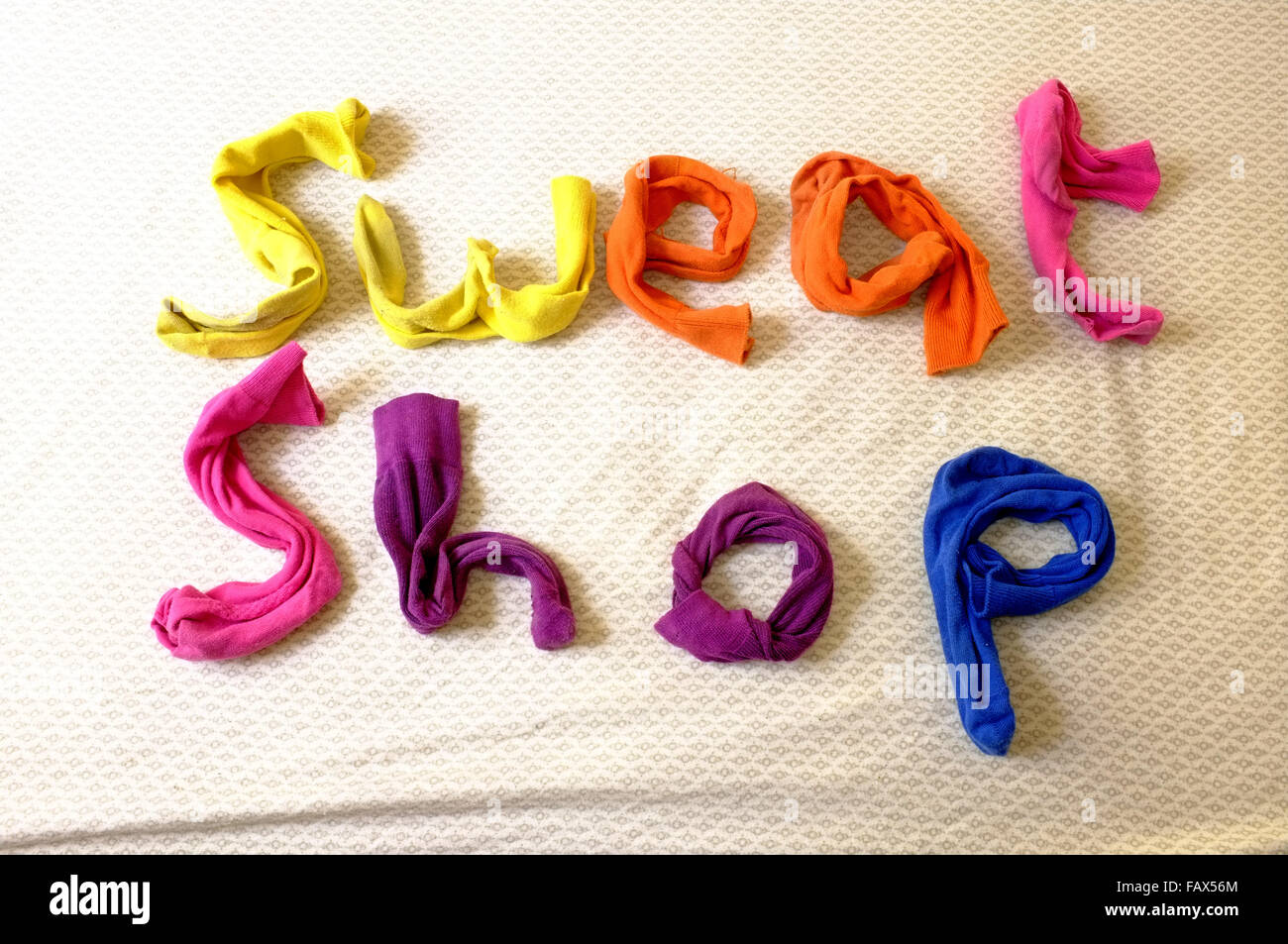 Il sudore negozio fatti di calze colorate posa su un piumone. Foto Stock