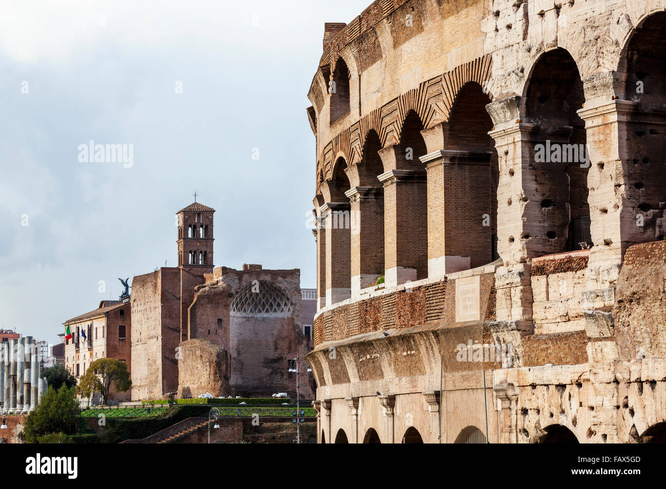 Le antiche pareti di pietra di edifici e una chiesa; Roma, Italia Foto Stock