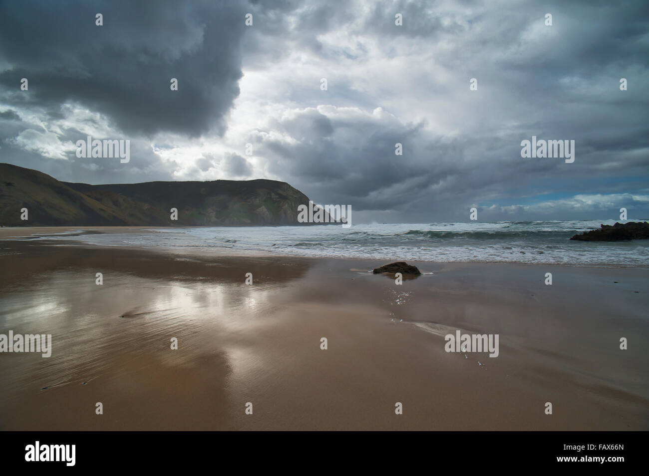 Nuvole temporalesche sulla spiaggia Amado, Carrapateira, Algarve, Portogallo, Foto Stock