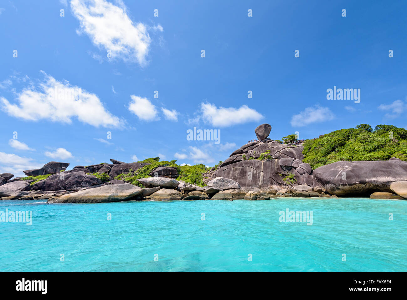 Bellissimo paesaggio rock è un simbolo delle Isole Similan e persone di oltre il mare blu sotto il cielo di estate in um Ko nazionale Similan Foto Stock