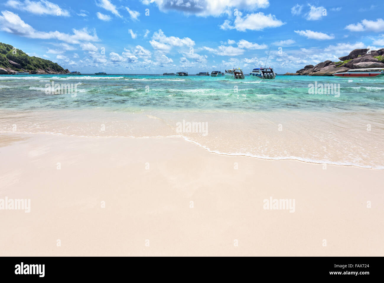 Il paesaggio splendido mare blu e il cielo estivo al di sopra della baia di spiaggia anteriore è stato usato come una banchina barca veloce di turista a Koh Similan Foto Stock