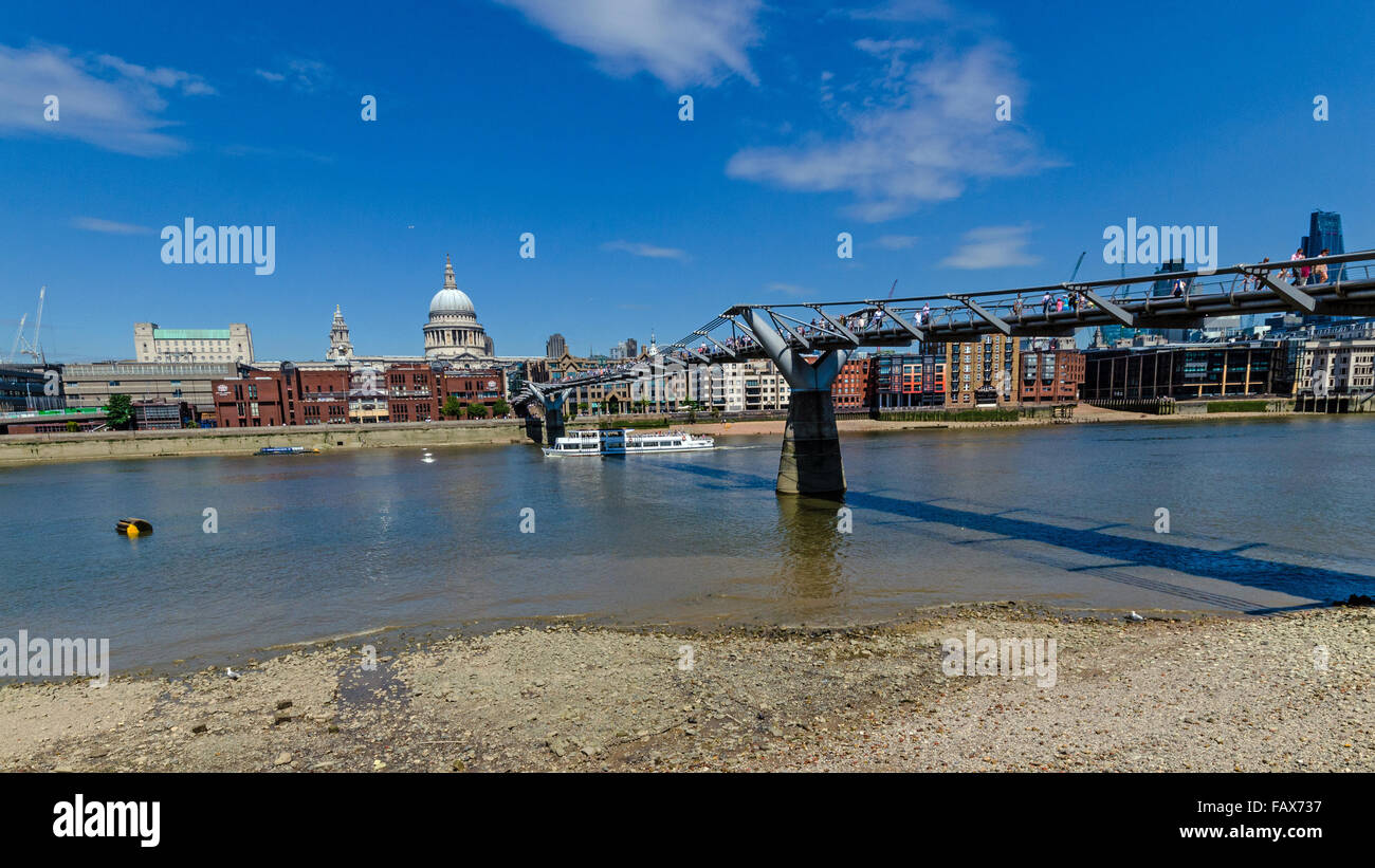 Persone che camminano su Londra Millennium Footbridge. Saint Pauls Cathedral in vista. Foto Stock