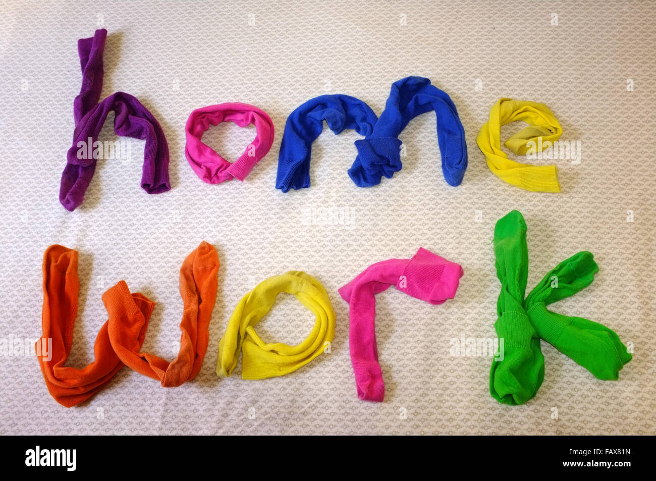 Le parole home lavori realizzati in calze colorate posa su un piumone. Foto Stock