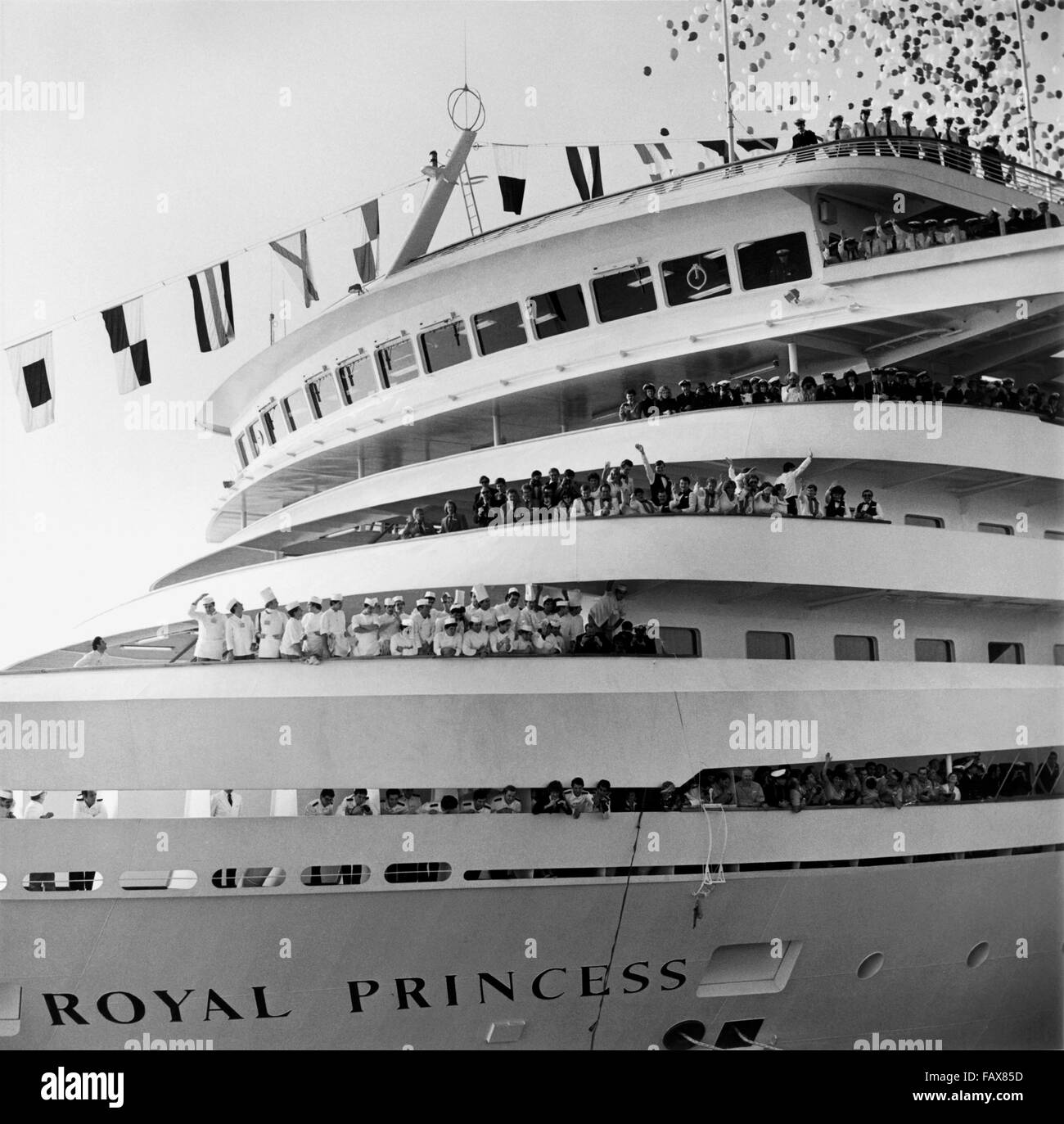 AJAXNETPHOTO. 15Novembre, 1984. SOUTHAMPTON, Inghilterra. - ROYAL PRINCESS NAMED - equipaggio del nuovo P&O Luxury Liner tifo la principessa di Galles, Lady Diana, DOPO CHE AVEVA denominato ufficialmente la nave da un Dias su delle procedure Dockside Wizard. Foto:JONATHAN EASTLAND/AJAX REF:841511 202 Foto Stock