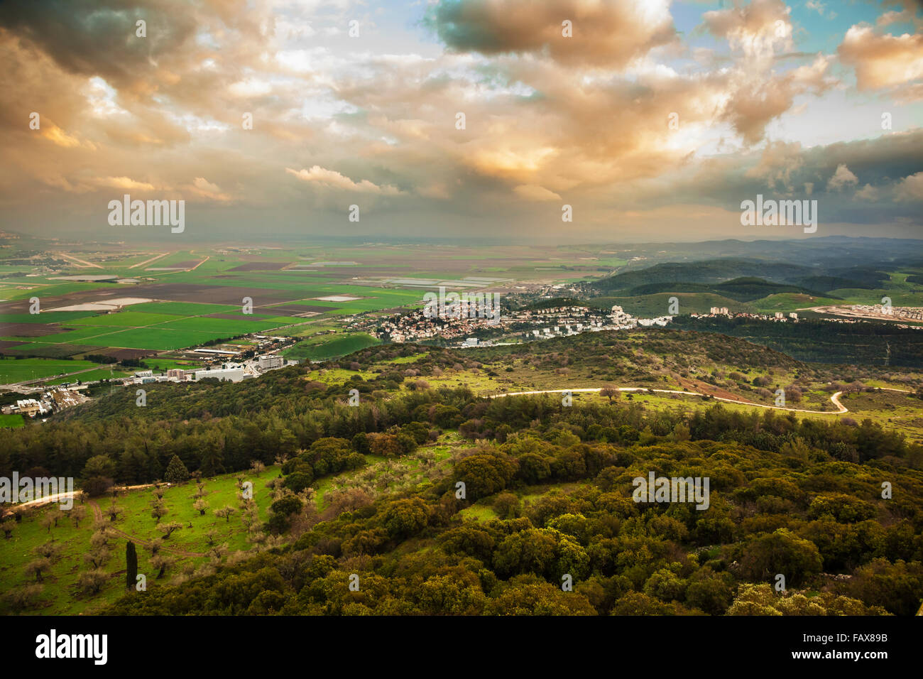 Il Monte Carmelo con incandescente nuvole sulla valle di Jezreel; Israele Foto Stock