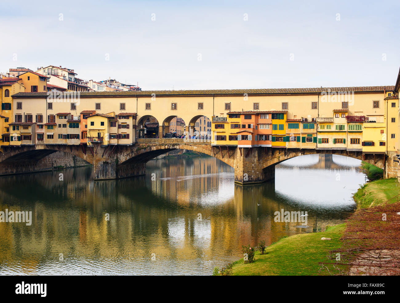 Vista del ponte medievale Ponte Vecchio sull'Arno a Firenze Foto Stock
