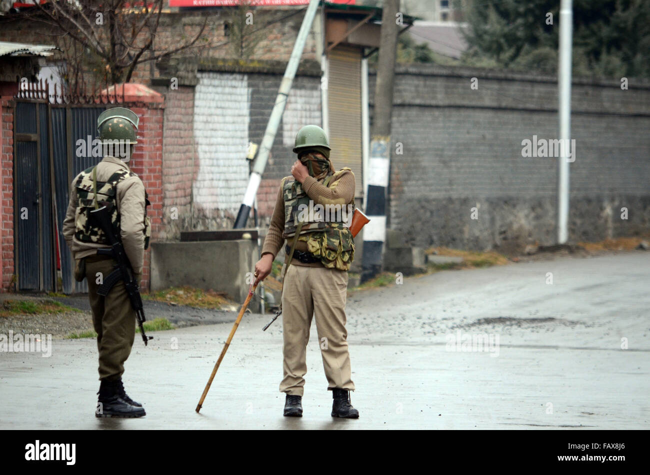 Srinagar, India. 05 gen 2016. Indiano soldati paramilitari stare allerta in area Rainawari di Srinagar la capitale estiva della controllata indiana del Kashmir. Le autorità ha imposto il coprifuoco nelle parti di Srinagar a seguito dell'escalation in proteste dalla comunità sciita contro l'esecuzione di spicco chierico sciita Nimr al-Nimr dalle autorità saudite. Credito: Faisal Khan/Pacific Press/Alamy Live News Foto Stock