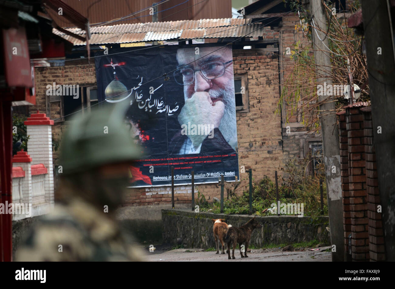 Srinagar, India. 05 gen 2016. Un indiano soldato paramilitari si erge avviso in Saida Kadalarea di Srinagar la capitale estiva della controllata indiana del Kashmir. Le autorità ha imposto il coprifuoco nelle parti di Srinagar a seguito dell'escalation in proteste dalla comunità sciita contro l'esecuzione di spicco chierico sciita Nimr al-Nimr dalle autorità saudite. Credito: Faisal Khan/Pacific Press/Alamy Live News Foto Stock