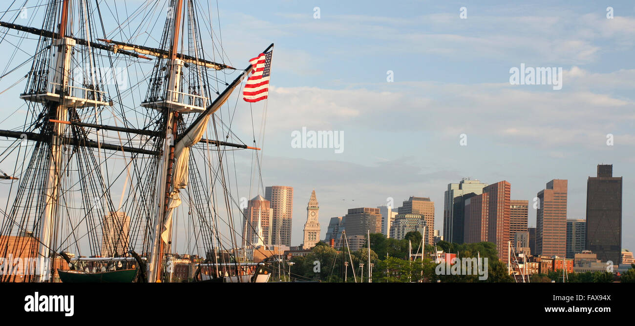 Skyline di Boston, USS Constitution corazzata , Boston, Massachusetts, Stati Uniti d'America Foto Stock