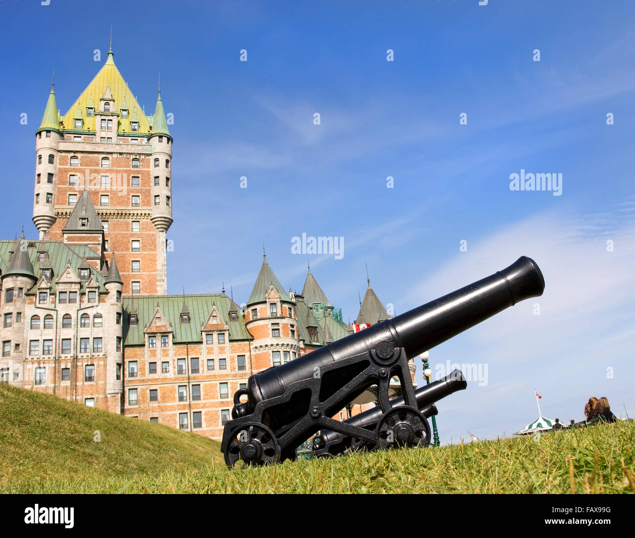 Chateau Frontenac a Quebec City con cannoni in primo piano Foto Stock
