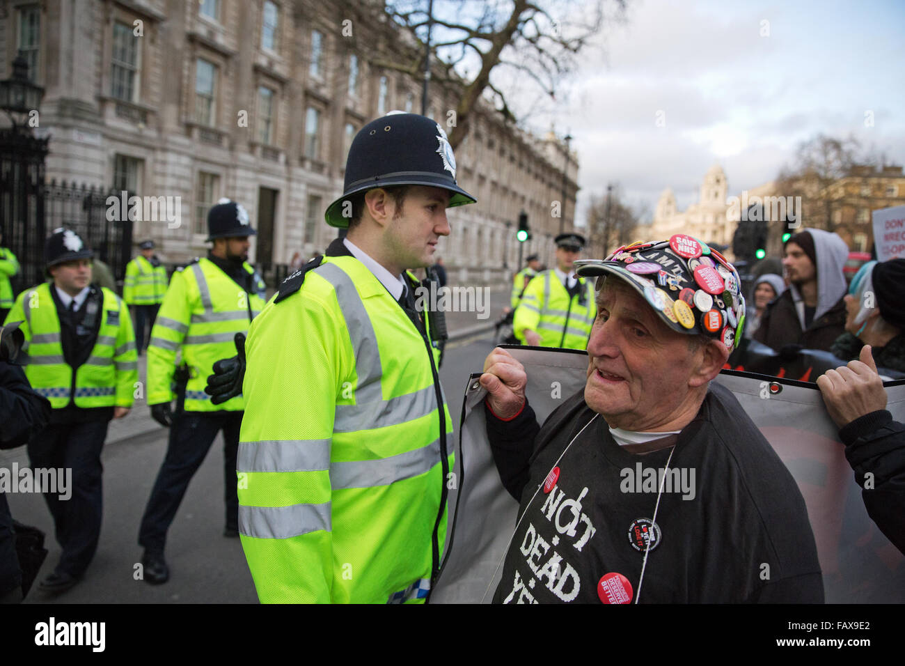 Londra, Regno Unito. 5 gennaio 2016. Gli ufficiali di polizia impedire i sostenitori di alloggiamento di approcciare i cancelli di Downing Street nel corso di una protesta contro l'alloggiamento e la pianificazione di Bill. Credito: Mark Kerrison/Alamy Live News Foto Stock