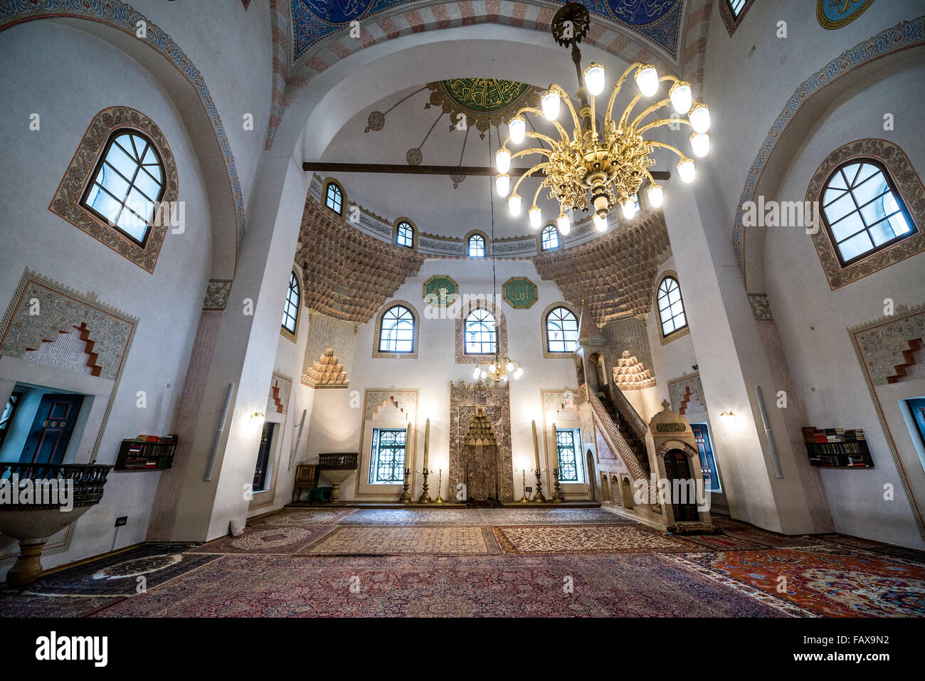 Qibla parete e Mihrab Gazi Husrev-beg moschea nella città vecchia di Sarajevo, la più grande moschea storica in Bosnia ed Erzegovina Foto Stock