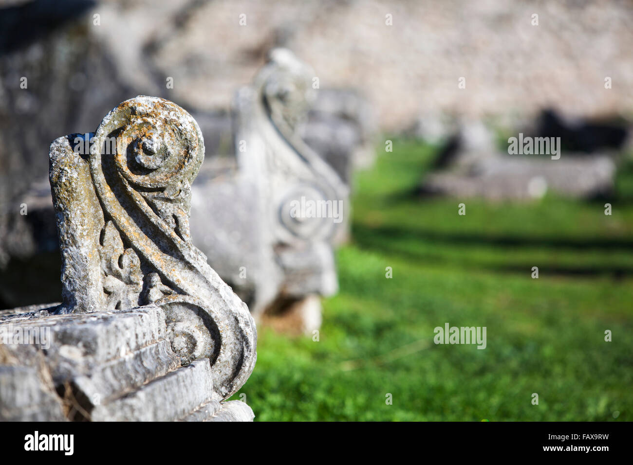 Close up della pietra che intaglia nella forma di scorrimento; Filippi, Grecia Foto Stock