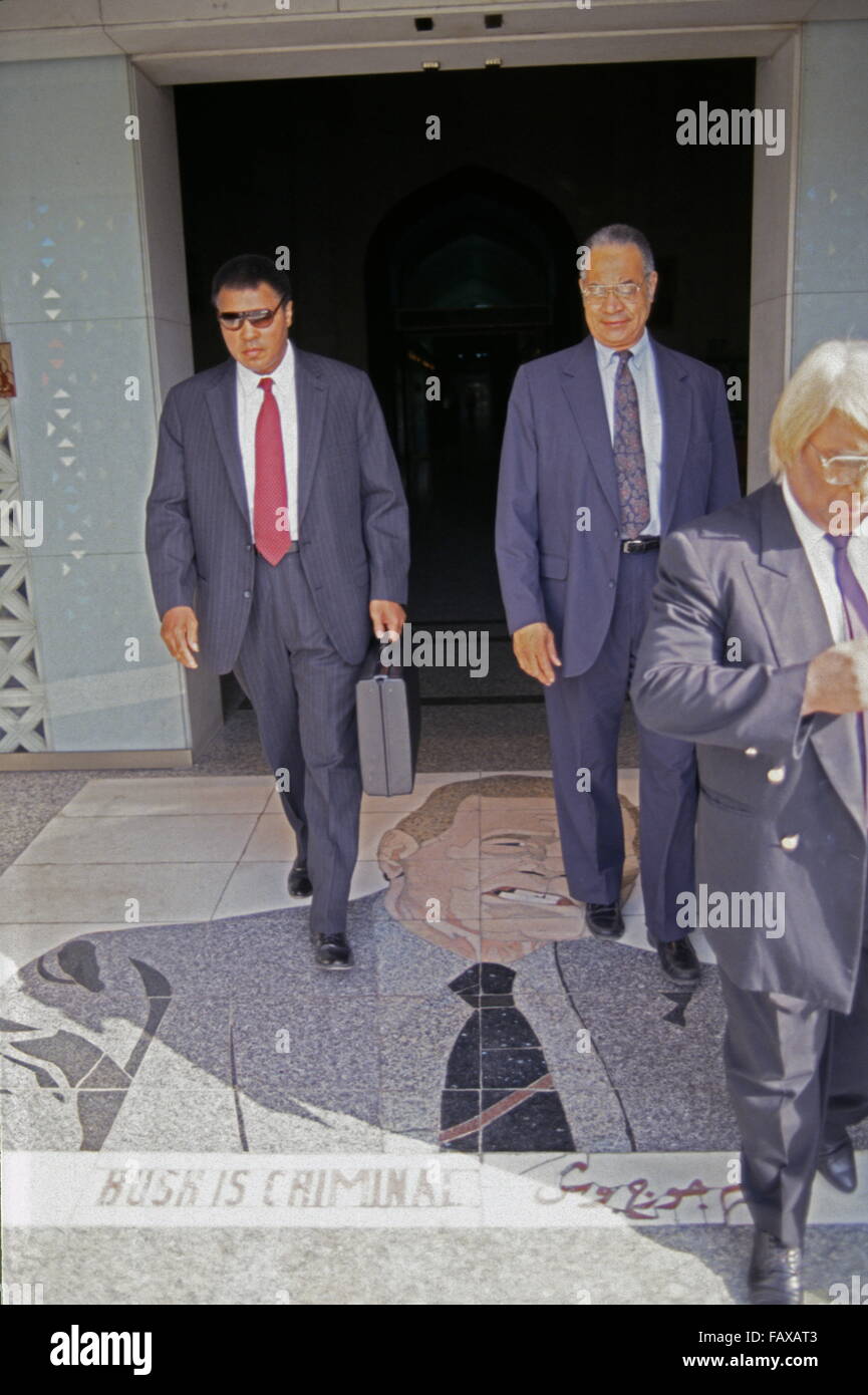 World Heavyweight Boxing champion Muhammad Ali Al Rashid Hotel a Baghdad dove egli sta cercando di vincere il rilascio di prigionieri di guerra Foto Stock