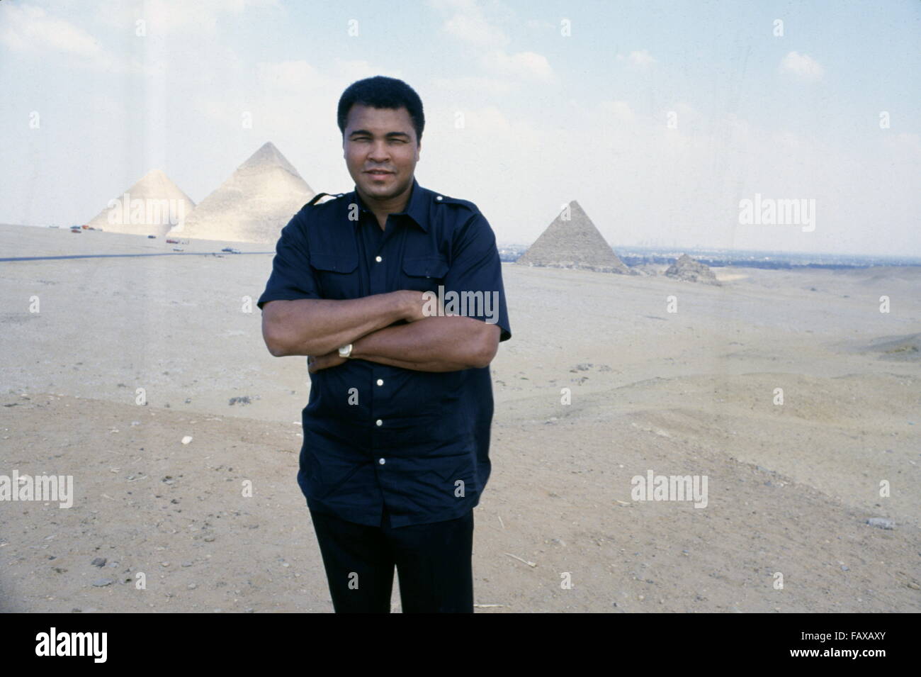 Le Piramidi di Giza, il Cairo, Egitto - 1986 - World Heavyweight Boxing champion Muhammad Ali su una buona volontà visita in Egitto. Foto Stock