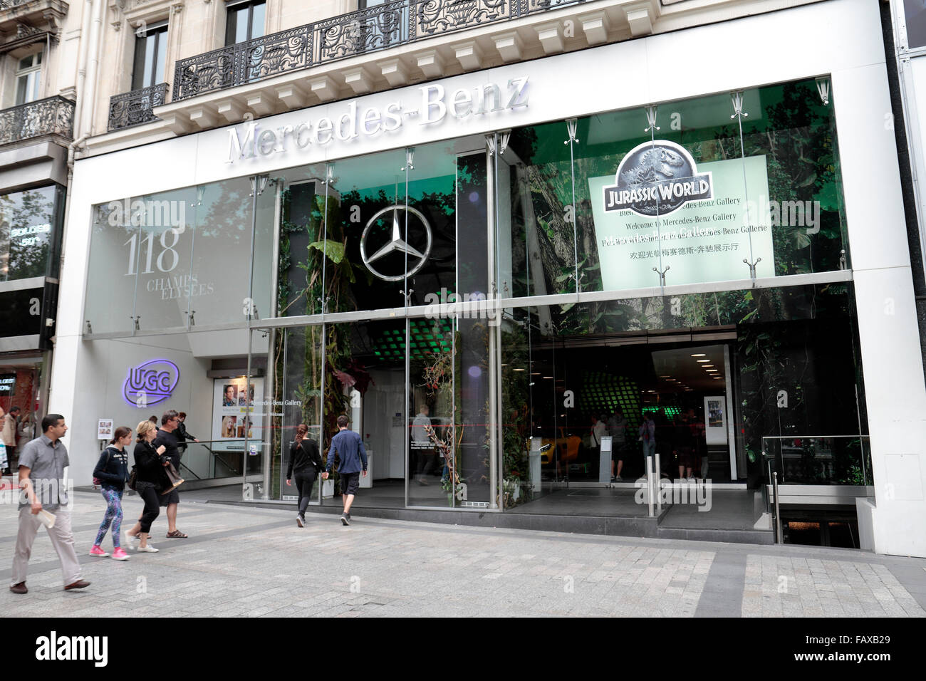 La Mercedes-Benz Galleria su Avenue des Champs-Élysées, Parigi, Francia. Foto Stock