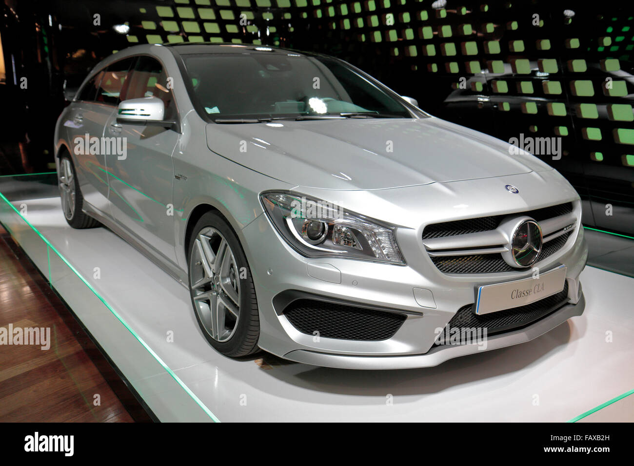 Un argento Mercedes-Benz CLA 45 (4Matic) nel Mercedes-Benz Galleria su Avenue des Champs-Élysées, Parigi, Francia. Foto Stock