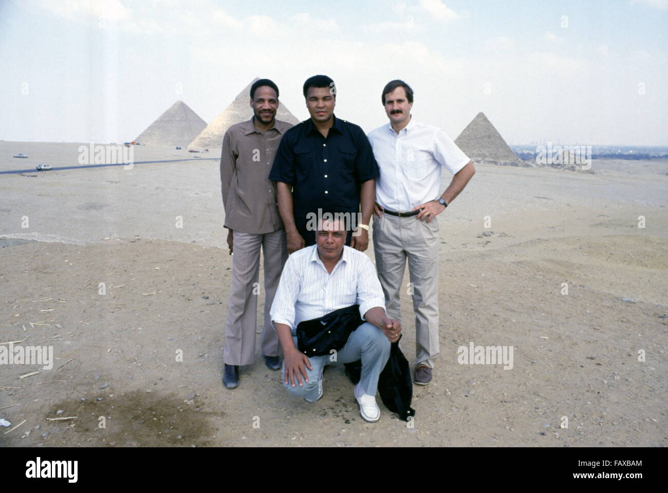 Le Piramidi di Giza, il Cairo, Egitto - 1986 - World Heavyweight Boxing champion Muhammad Ali su una buona volontà visita in Egitto. Foto Stock