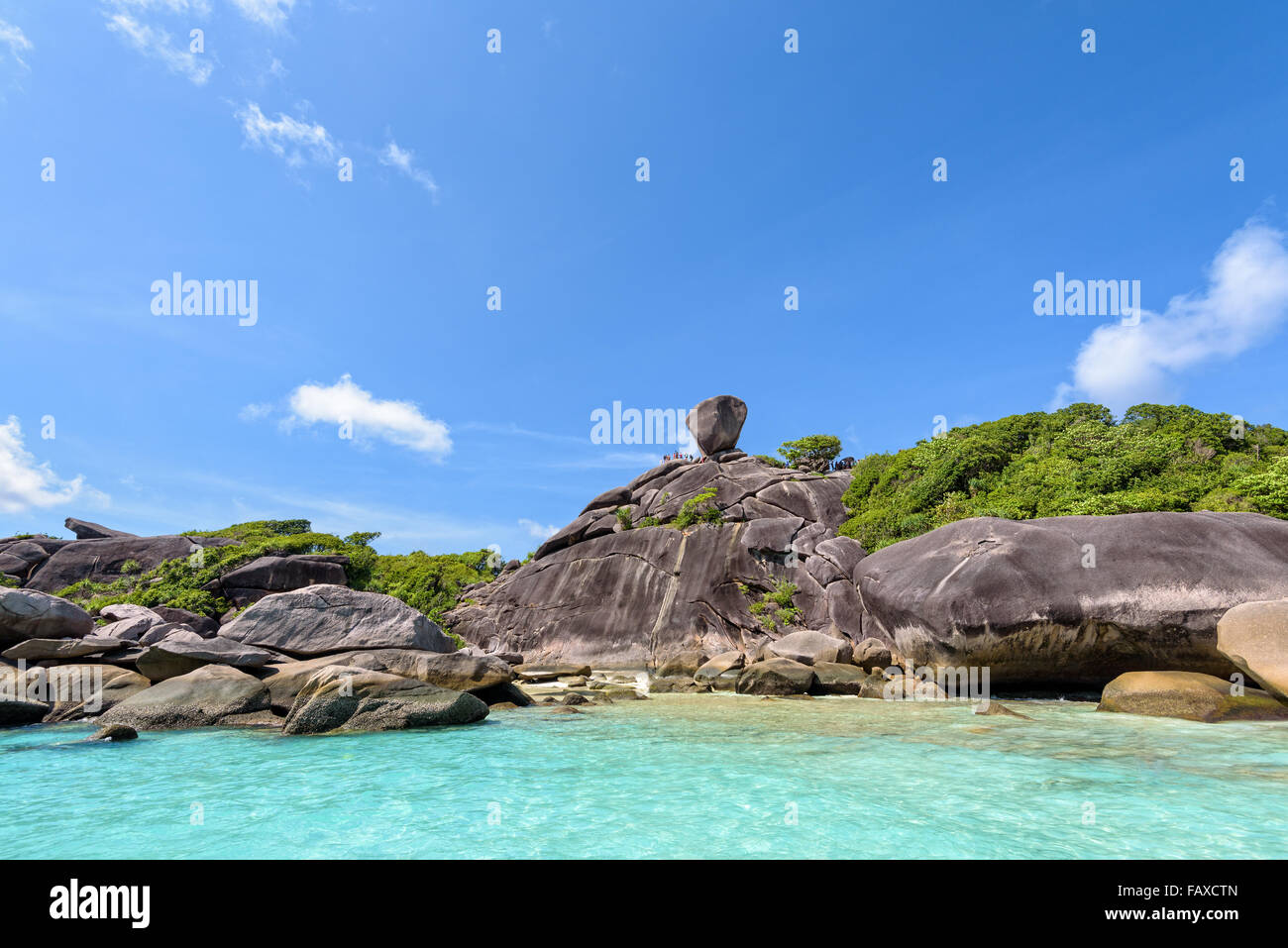 Bellissimo paesaggio persone sulla roccia è un simbolo di Isole Similan, cielo blu e cloud oltre il mare durante i mesi estivi a Mu Ko Simila Foto Stock