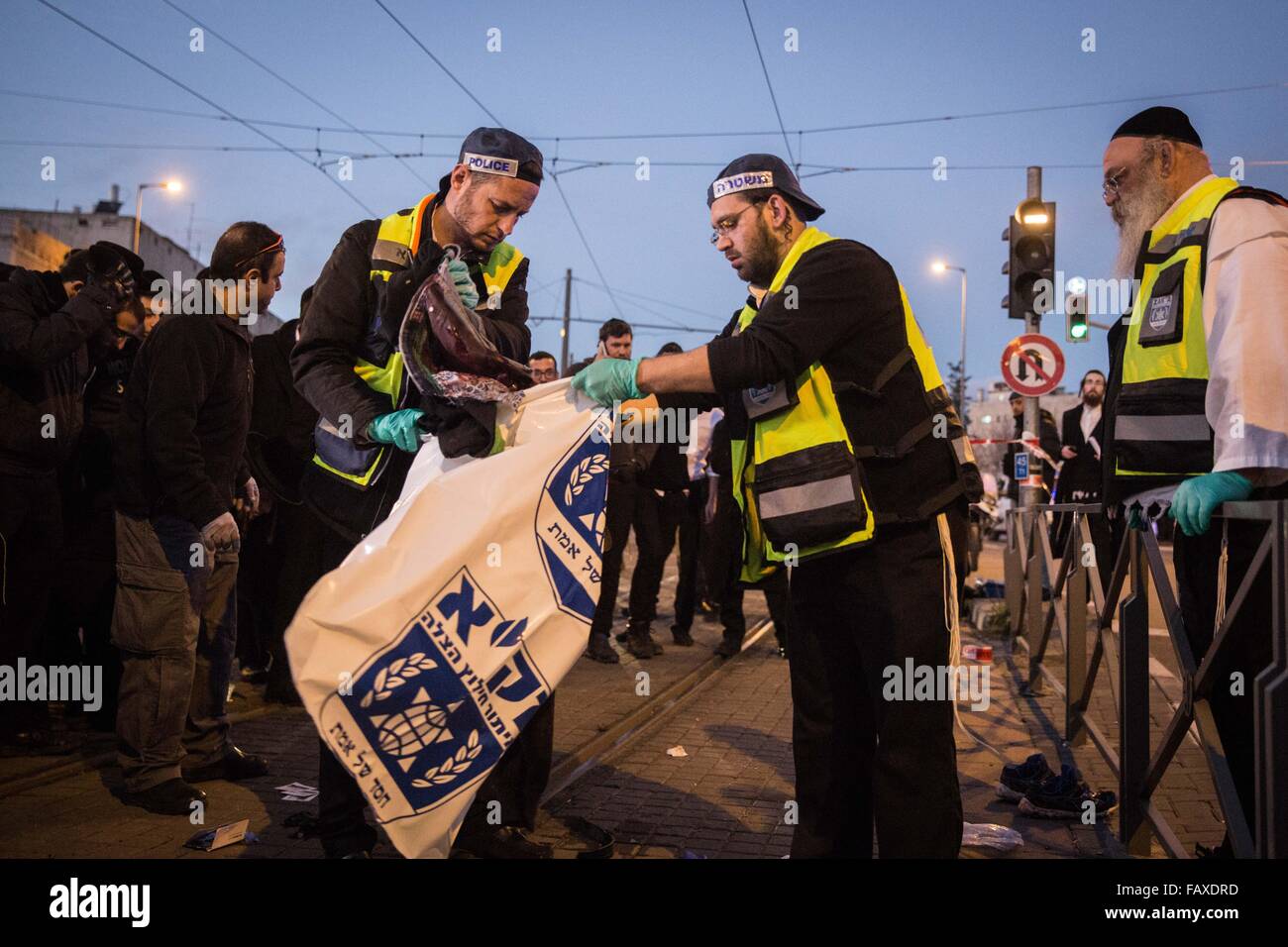 Gerusalemme. 4 gennaio, 2016. Forense israeliano la polizia indaga il sito di un attacco dopo un palestinese ha cercato di pugnalare le forze di sicurezza vicino a Gerusalemme la linea ferroviaria leggera servizio su gen. 4, 2016. Un 15-anno-vecchia ragazza israeliana è stato leggermente ferito in incidente e il pirata informatico è stato girato e arrestato, polizia israeliana detta. © JINIPIX/Xinhua/Alamy Live News Foto Stock