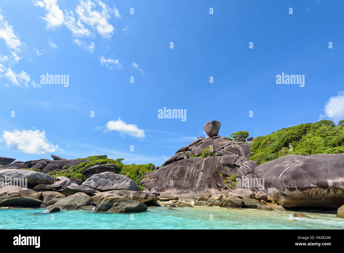 Bellissimo paesaggio persone sulla roccia è un simbolo di Isole Similan, cielo blu e cloud oltre il mare durante i mesi estivi a Mu Ko Simila Foto Stock