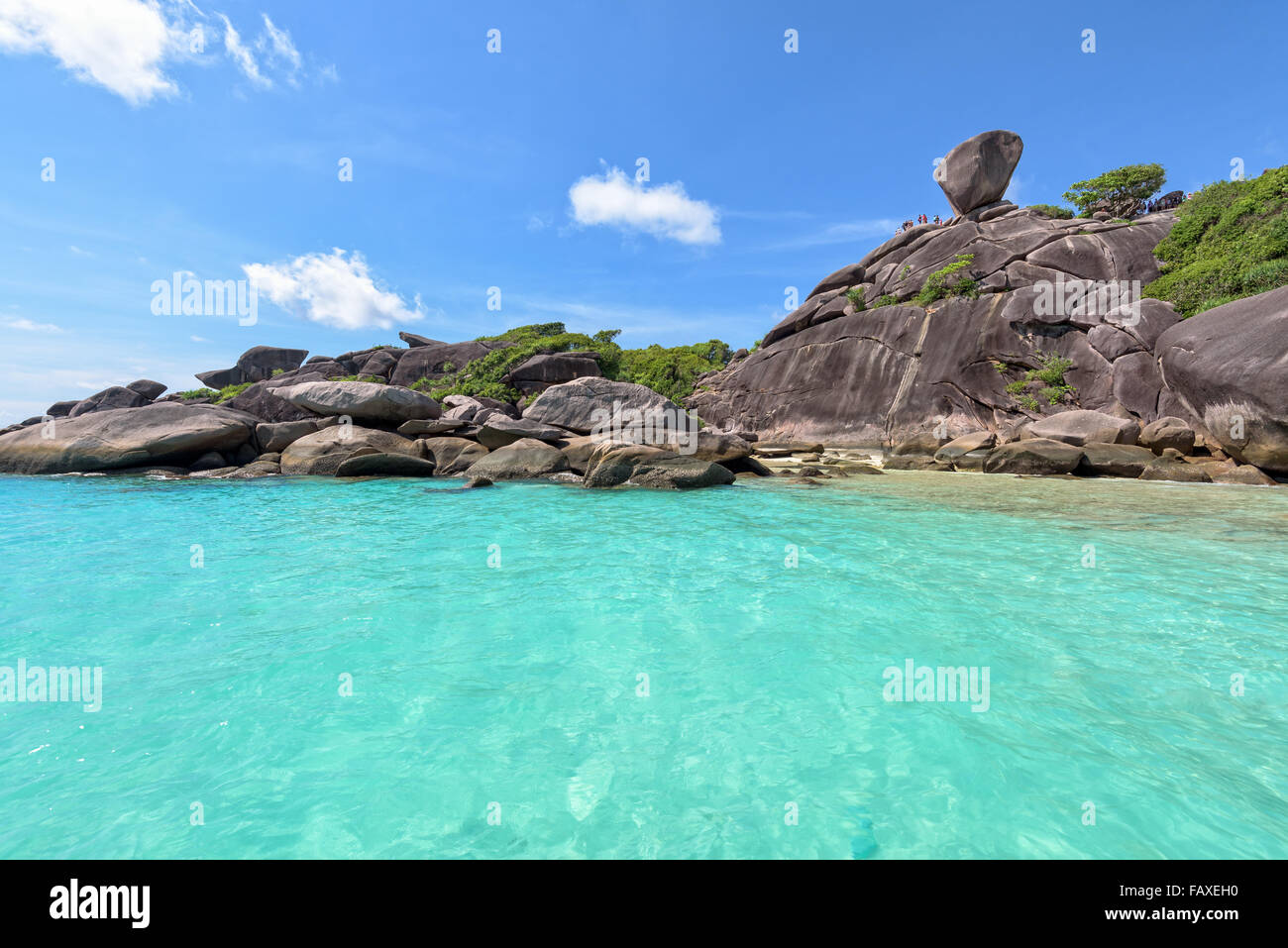 Bellissimo paesaggio persone sulla roccia è un simbolo di Isole Similan, cielo blu e cloud oltre il mare durante i mesi estivi a Mu Ko Simila Foto Stock