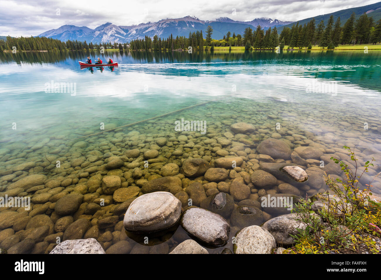 La gente in una canoa sul Lac Beauvert, Colin gamma, Lago, Jasper Nationalpark, Alberta, Canada Foto Stock