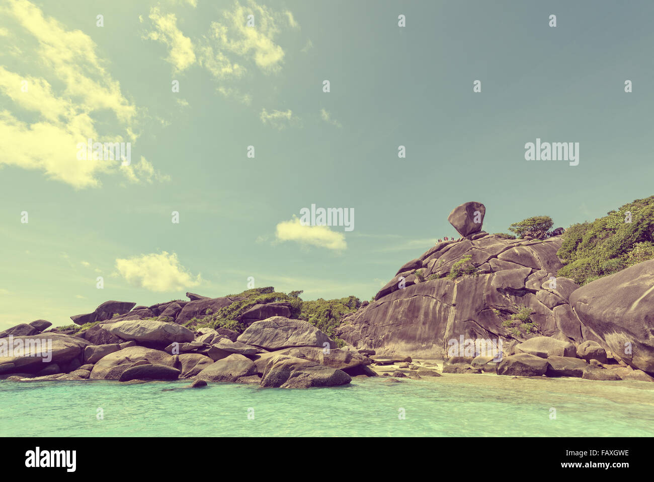 In stile vintage bellissimo paesaggio persone sulla roccia è un simbolo di Isole Similan, cielo blu e cloud oltre il mare durante la stagione estiva Foto Stock