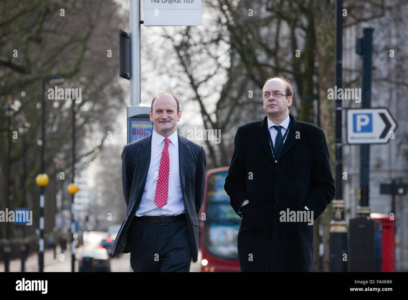 Londra, Regno Unito. 5 gennaio 2016. Douglas Carswell, UKIP MP per Clacton e Mark sconsiderate, ex UKIP MP di Rochester e Strood, al di fuori della sede del Parlamento. Credito: Mark Kerrison/Alamy Live News Foto Stock