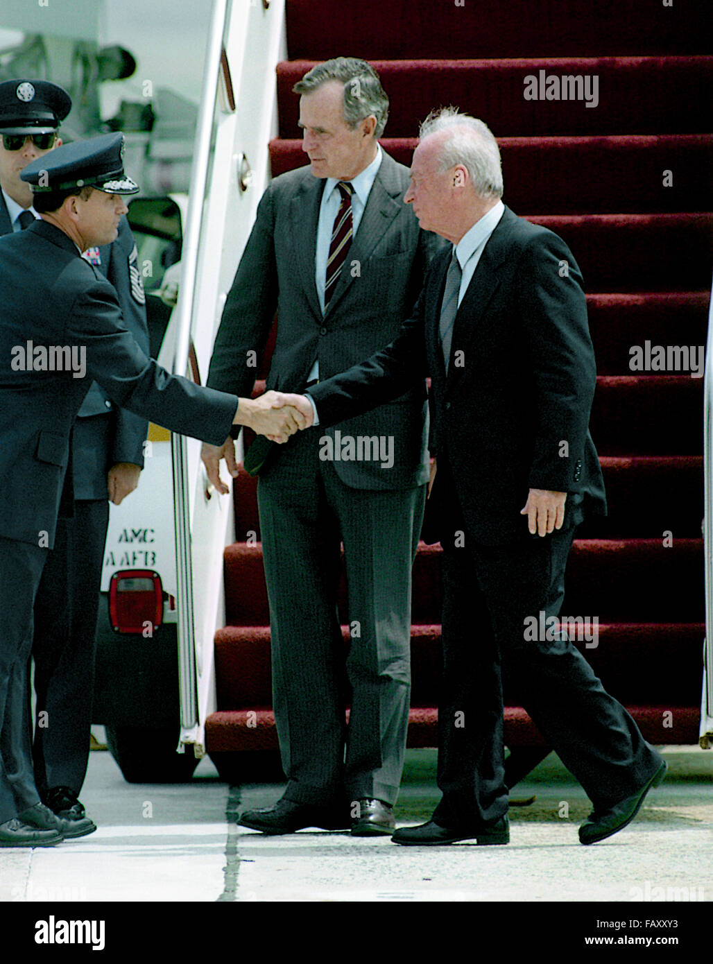 Camp Springs, Maryland, USA, 11 Agosto, 1992 Presidente George H.W. Arriva Bush alla Andrews Air Force con il Primo Ministro Israeliano Yitzhak Rabin on Air Force One Credit: Mark Reinstein Foto Stock