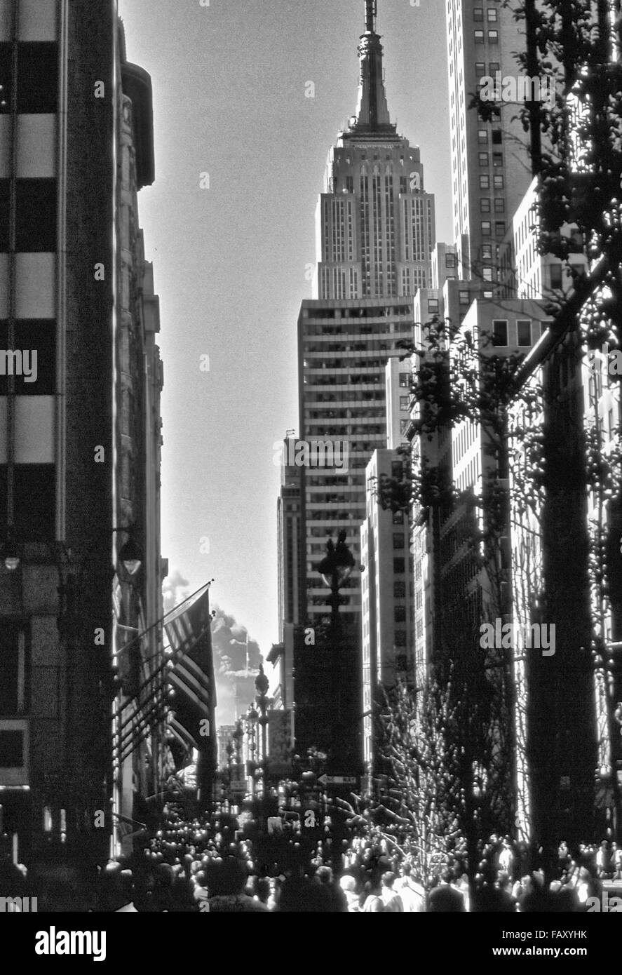 Twin Towers combustione dopo l'attacco 911, visto dalla Fifth Avenue. Foto Stock