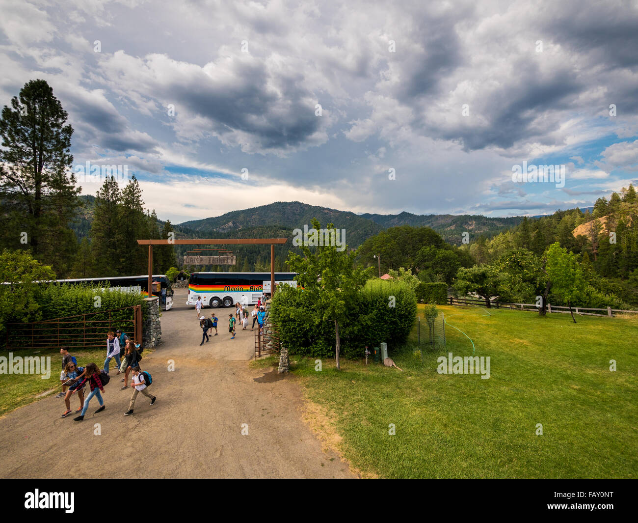 HAYFORK, CALIFORNIA, STATI UNITI D'America - 30 giugno 2015: città i bambini arrivano alla barra 717 Ranch mountain ranch Summer Camp dopo un lungo viaggio in autobus Foto Stock