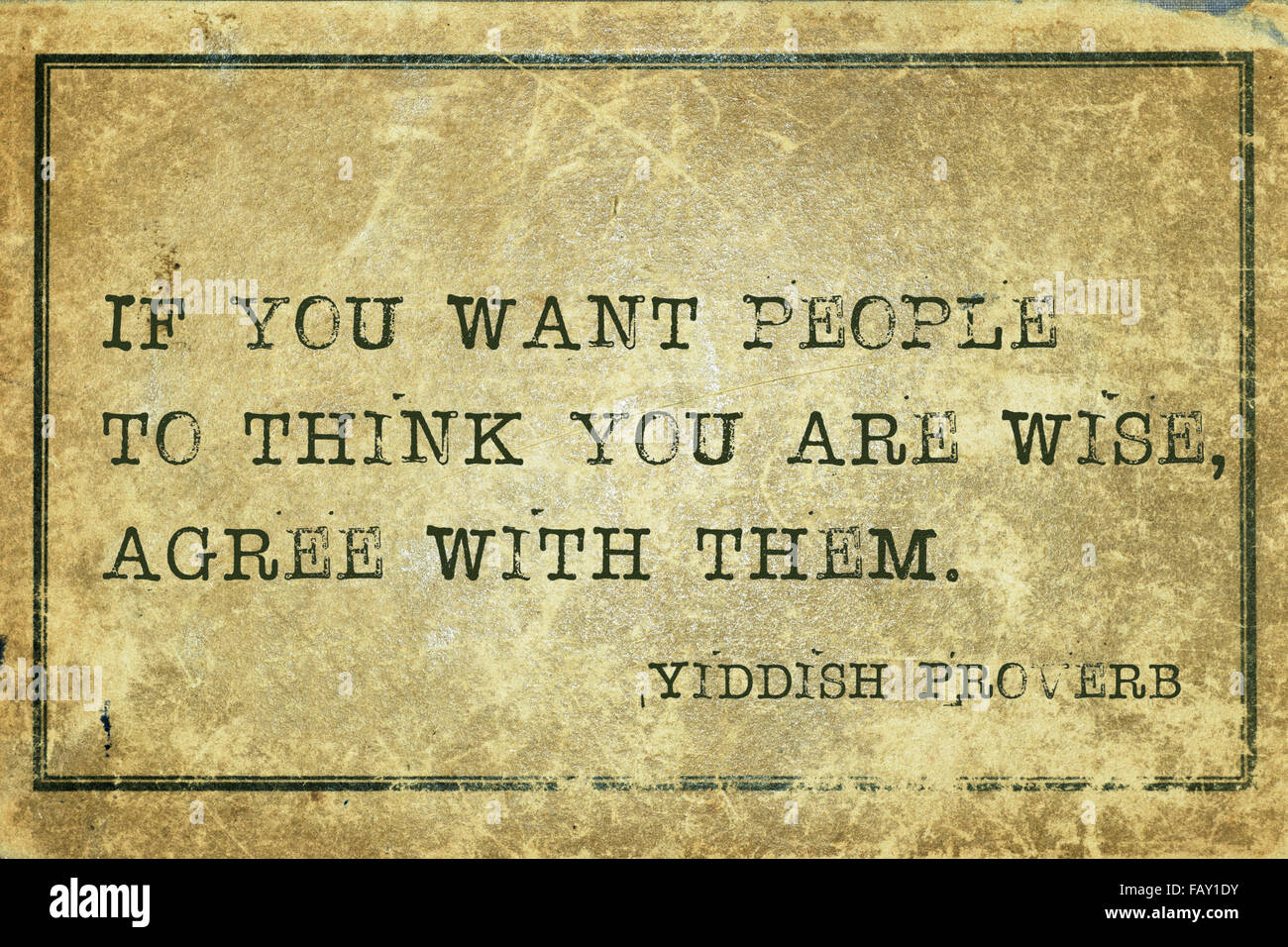 Se si vuole che la gente pensa che sono saggi - antico proverbio Yiddish stampato su grunge cartone vintage Foto Stock