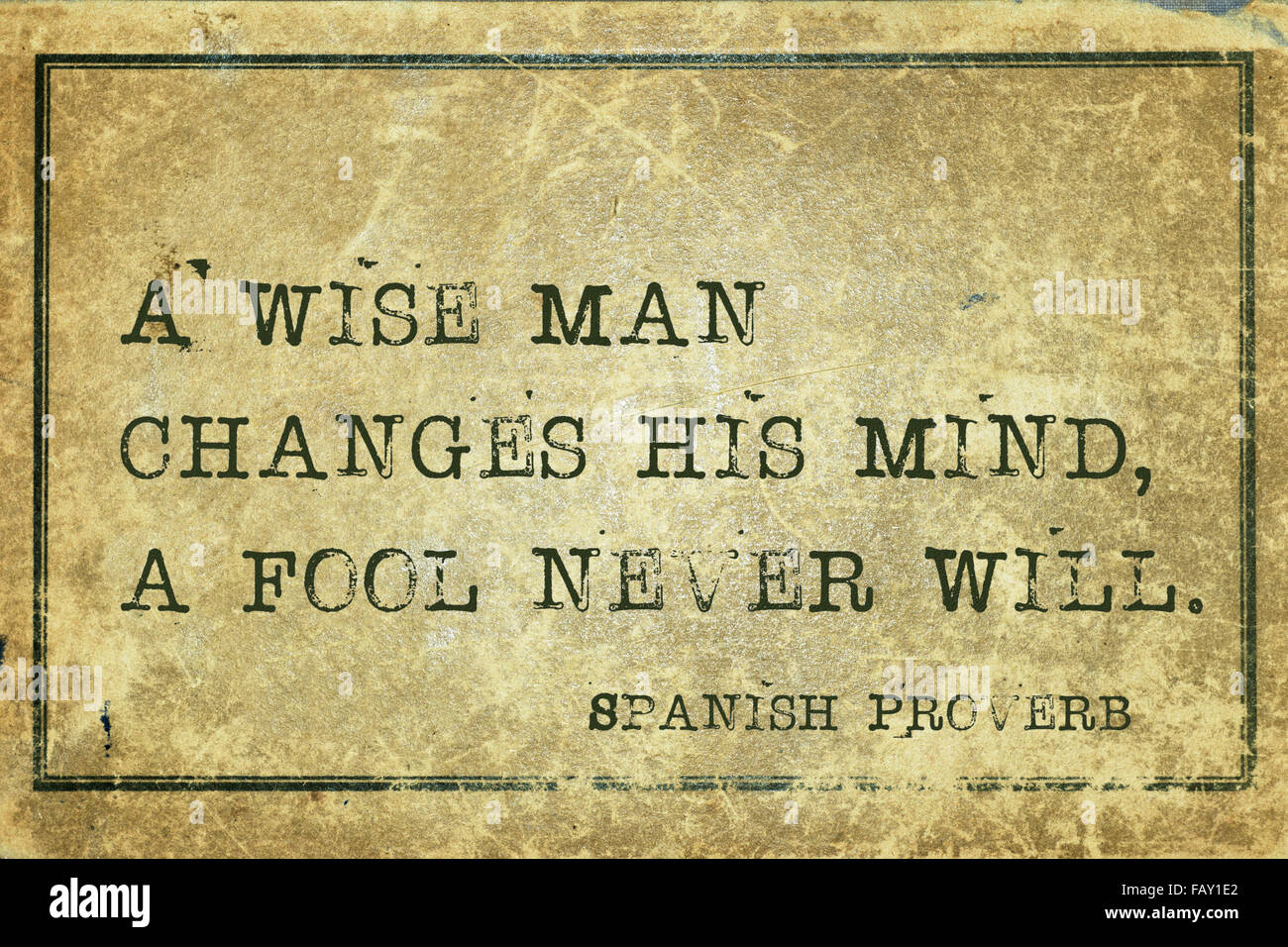 Un uomo saggio cambia la sua mente - antico proverbio spagnolo stampato su grunge cartone vintage Foto Stock