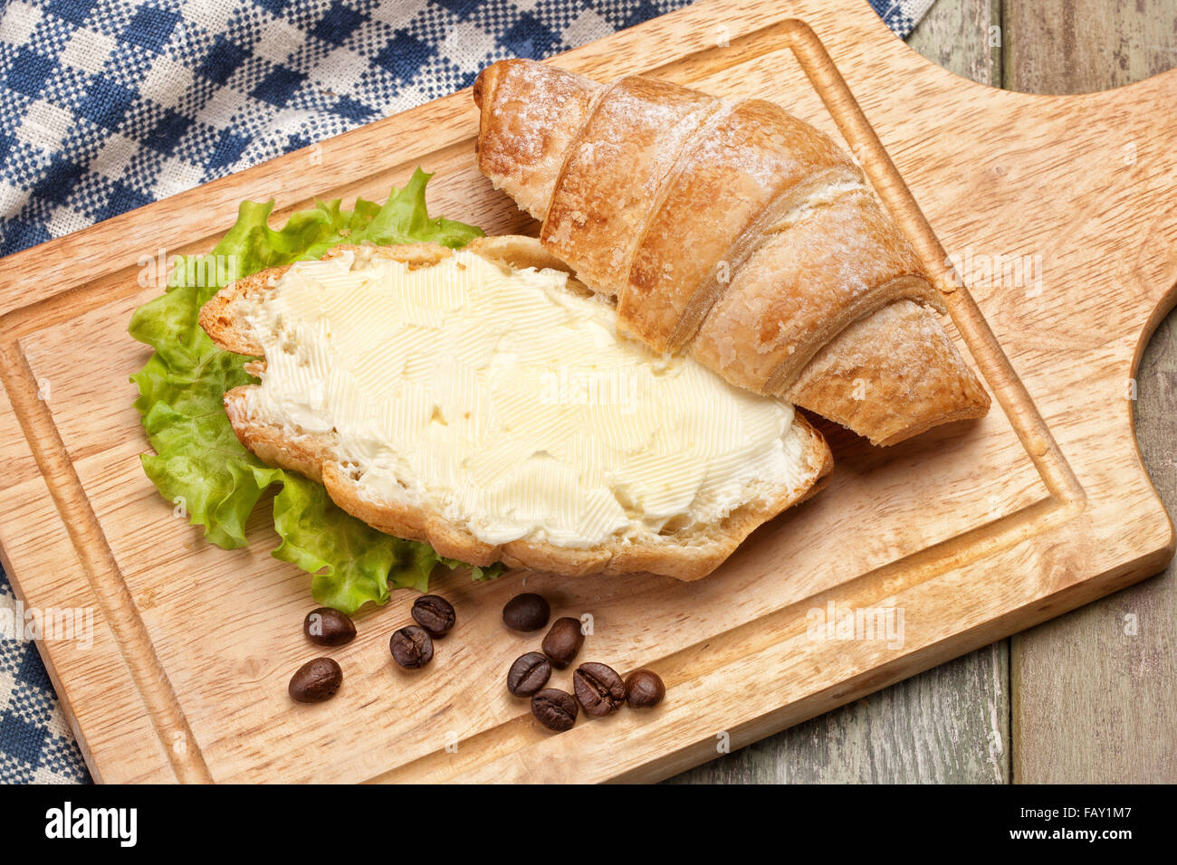 Prodotto alimentare edibile mangiare pane tavolo per la colazione burro cucina stoviglie studio canvas vicino paese rurale stile di vita legno Foto Stock