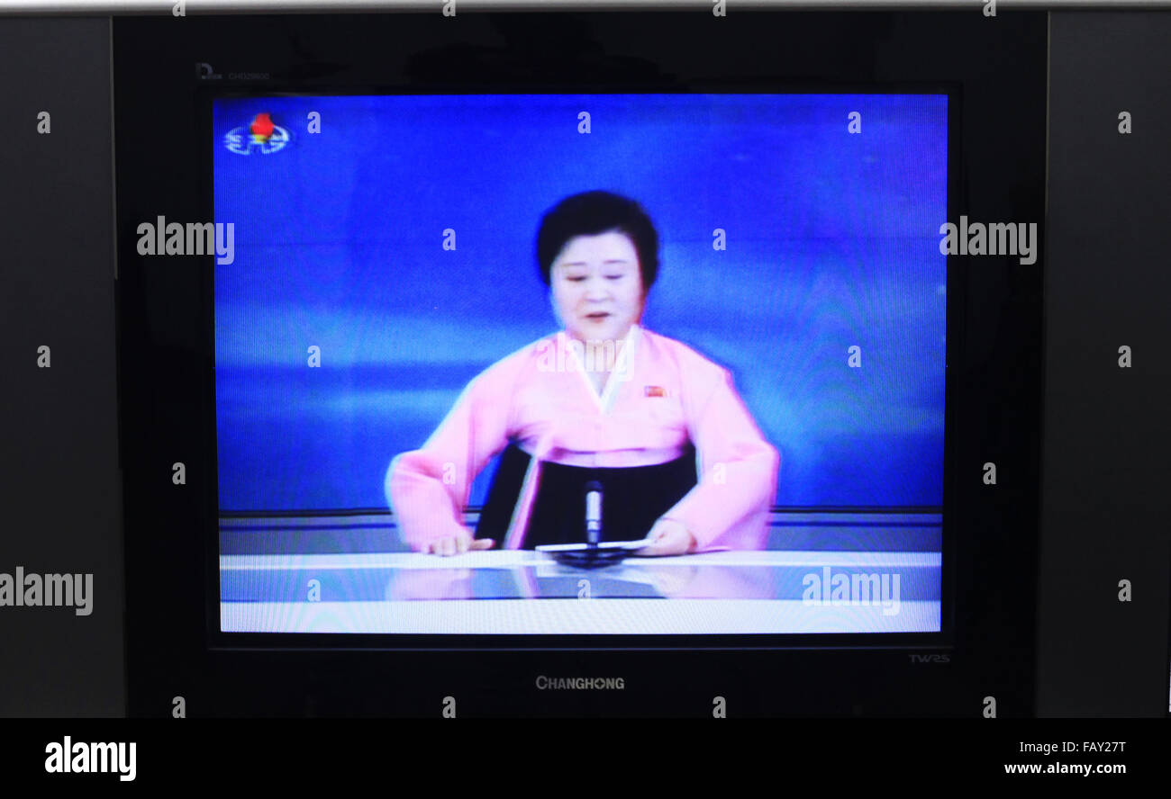 Pyongyang. Il 6 gennaio, 2015. Foto scattata il 6 gennaio 2015 mostra una TV hostess della Repubblica Popolare Democratica di Corea (DPRK) legge news durante la trasmissione. La Repubblica popolare democratica di Corea (DPRK) ha annunciato mercoledì che essa ha effettuato con successo la sua prima bomba ad idrogeno prova. © ZhuLongchuan/Xinhua/Alamy Live News Foto Stock