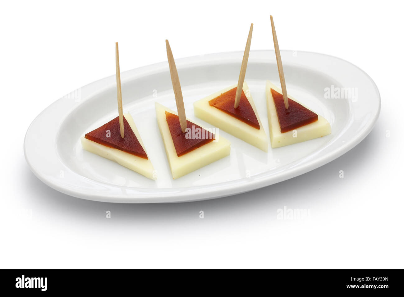Tapas spagnole pinchos, machego formaggio e membrillo Foto Stock
